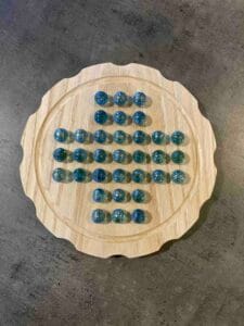 jeu du solitaire en châtaignier création Woody Woods Design entreprise individuelle française de création de jeux en bois (Gard) jeu en vente sur le site : www.woody-woods-design.fr