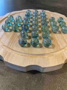 jeu du solitaire en châtaignier création Woody Woods Design entreprise individuelle française de création de jeux en bois (Gard) jeu en vente sur le site : www.woody-woods-design.fr