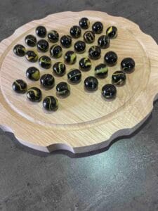 jeu du solitaire en châtaignier création Woody Woods Design entreprise individuelle française de création de jeux en bois (Gard) jeu en vente sur le site : www.woody-woods-design.fr