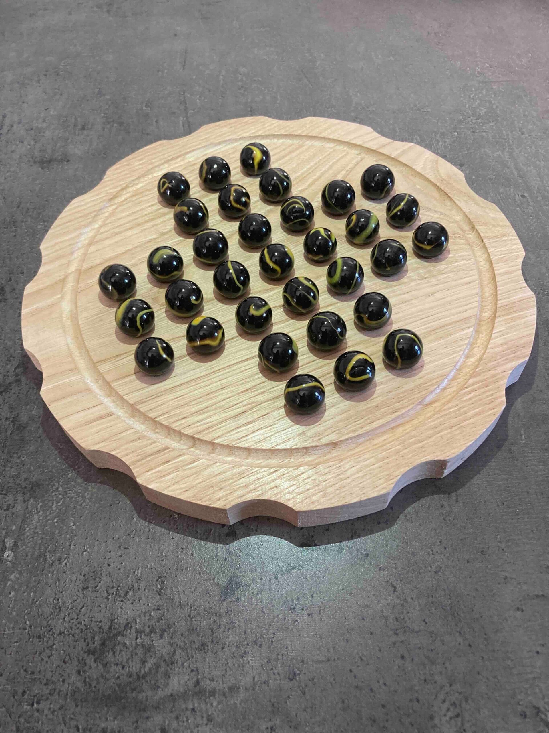 jeu du solitaire en châtaignier création Woody Woods Design entreprise individuelle française de création de jeux en bois (Gard) jeu en vente sur le site : www.woody-woods-design.fr