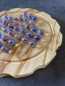 jeu du solitaire en olivier création Woody Woods Design entreprise individuelle française de création de jeux en bois (Gard) jeu en vente sur le site : www.woody-woods-design.fr