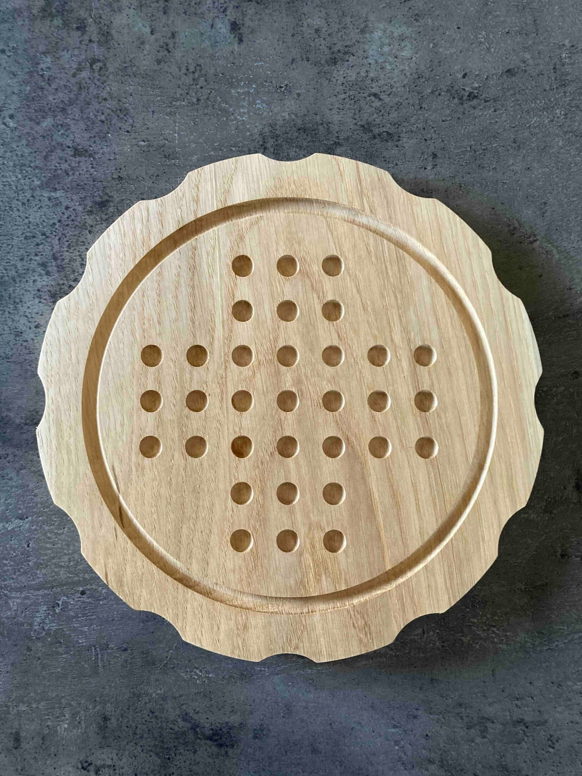 jeu du solitaire en chêne création Woody Woods Design entreprise individuelle française de création de jeux en bois (Gard) jeu en vente sur le site : www.woody-woods-design.fr