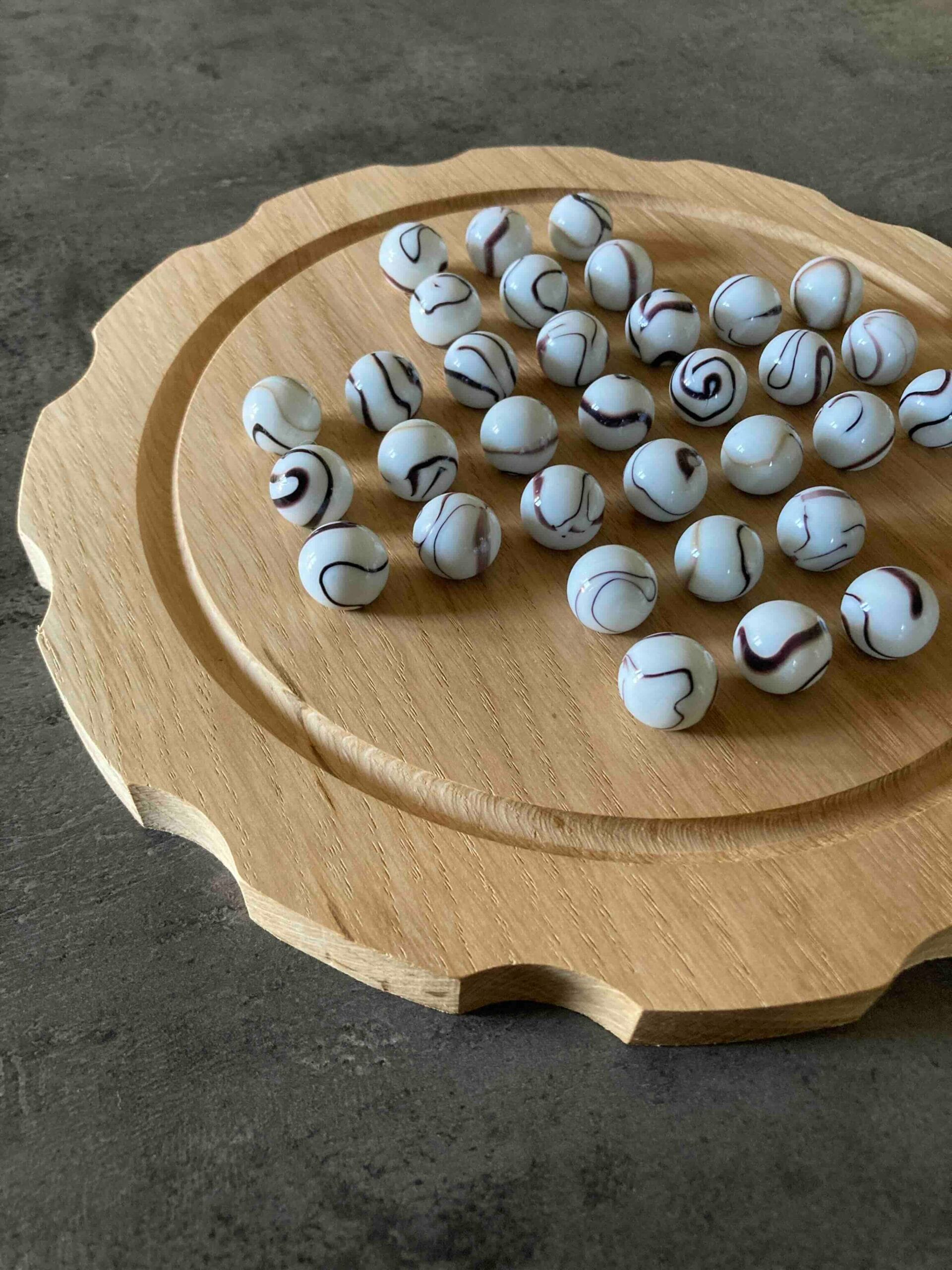 jeu du solitaire en chêne création Woody Woods Design entreprise individuelle française de création de jeux en bois (Gard) jeu en vente sur le site : www.woody-woods-design.fr