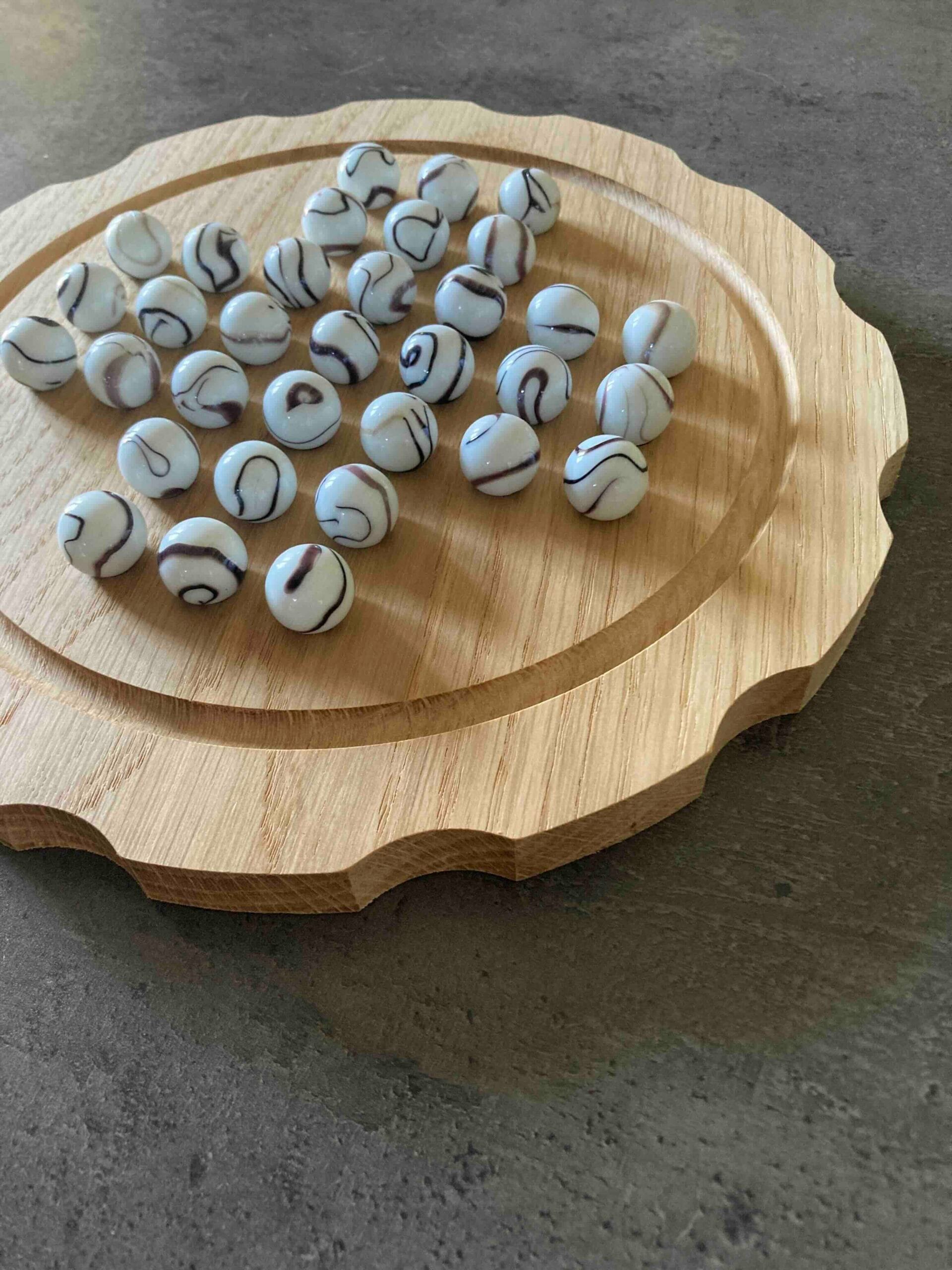 jeu du solitaire en chêne création Woody Woods Design entreprise individuelle française de création de jeux en bois (Gard) jeu en vente sur le site : www.woody-woods-design.fr