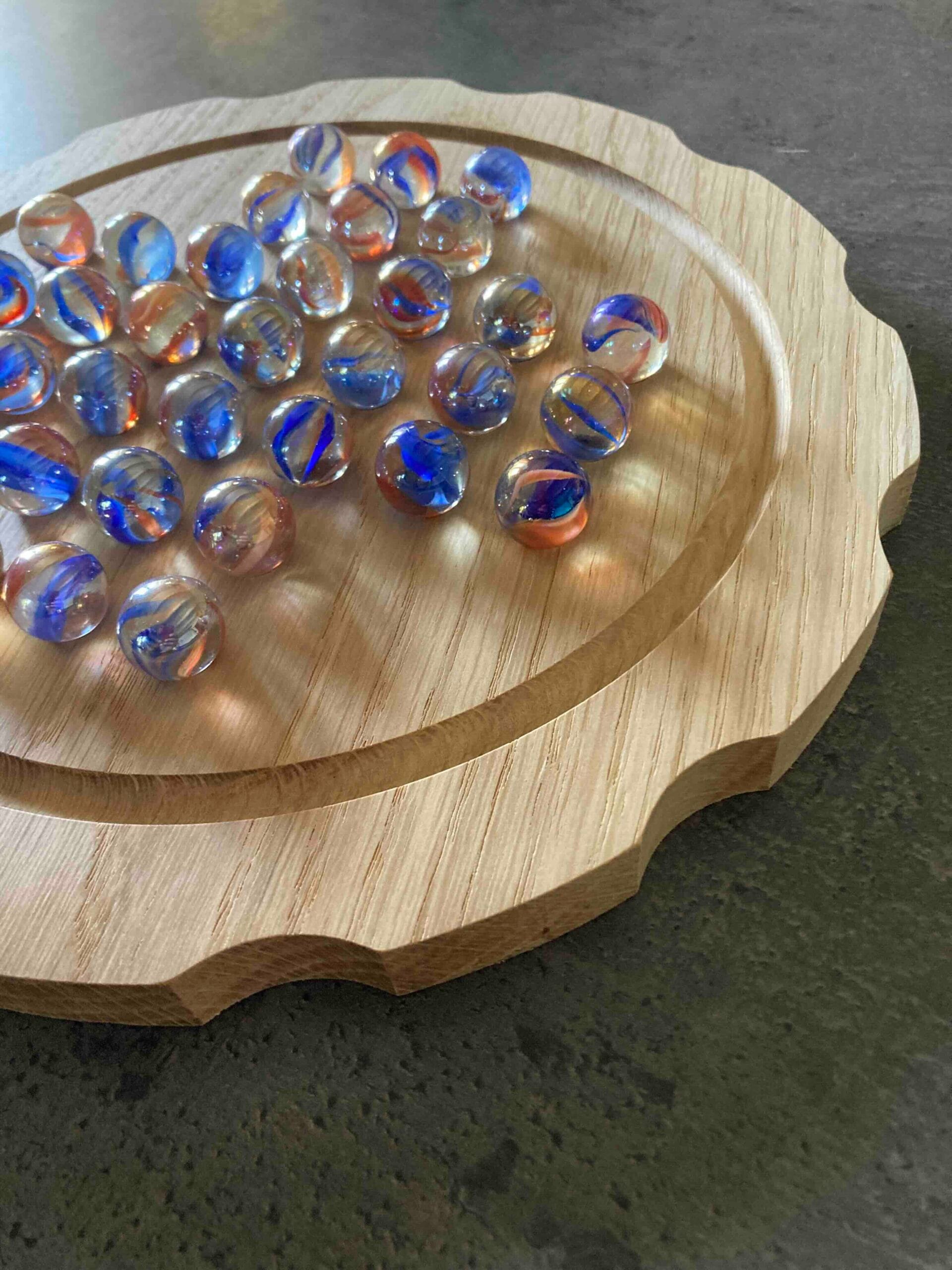 jeu du solitaire en chêne création Woody Woods Design entreprise individuelle française de création de jeux en bois (Gard) jeu en vente sur le site : www.woody-woods-design.fr