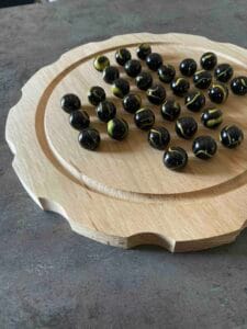 jeu du solitaire en chêne création Woody Woods Design entreprise individuelle française de création de jeux en bois (Gard) jeu en vente sur le site : www.woody-woods-design.fr