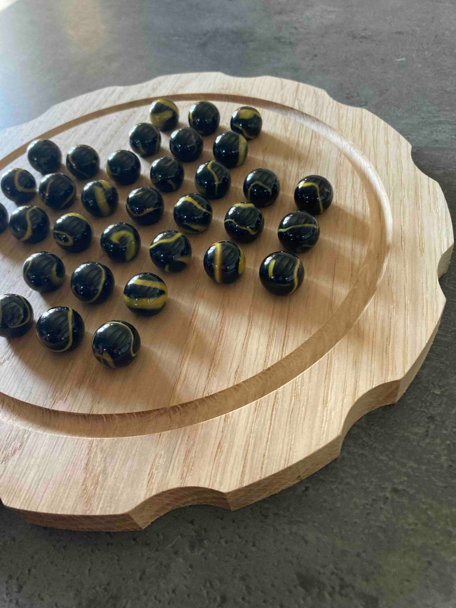 jeu du solitaire en chêne création Woody Woods Design entreprise individuelle française de création de jeux en bois (Gard) jeu en vente sur le site : www.woody-woods-design.fr